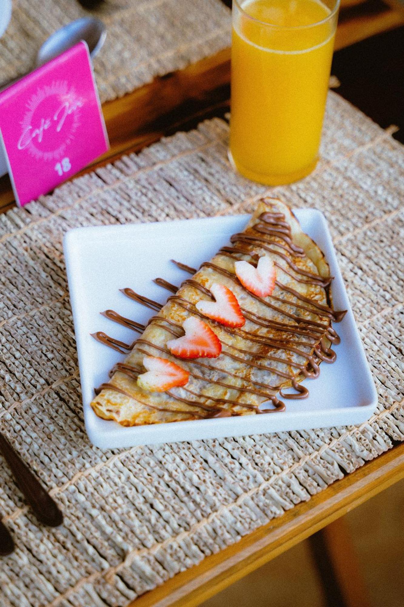 Cafe Jeri Hotel Jijoca de Jericoacoara Exterior foto A crêpe filled with chocolate and strawberries